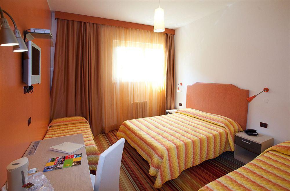 Hi Hotels Sirmione - Lakeview Pool מראה חיצוני תמונה